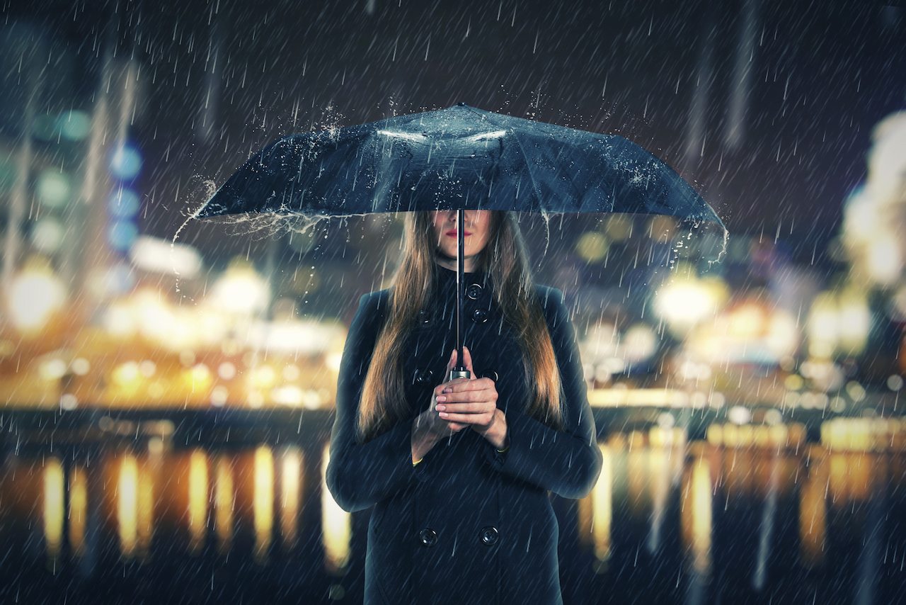 Девушка под зонтом в ливень